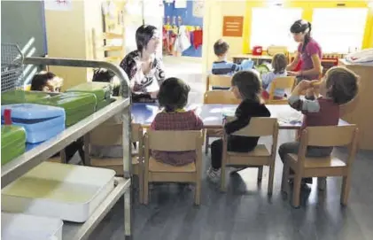  ?? EL PERIÓDICO ?? Una técnico de educación infantil en un aula con alumnos del primer ciclo de la etapa educativa.