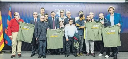  ?? FOTO: FC BARCELONA ?? Los actores de la película ‘Campeones’ fueron recibidos por la junta del Barça También Roger Grimau hizo de anfitrión