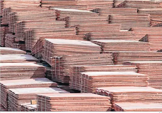  ?? H. I. ?? Planchas de cobre, unos de los productos que recobraron su impulso exportador en 2021, en la planta de Atlantic Copper de Huelva.
