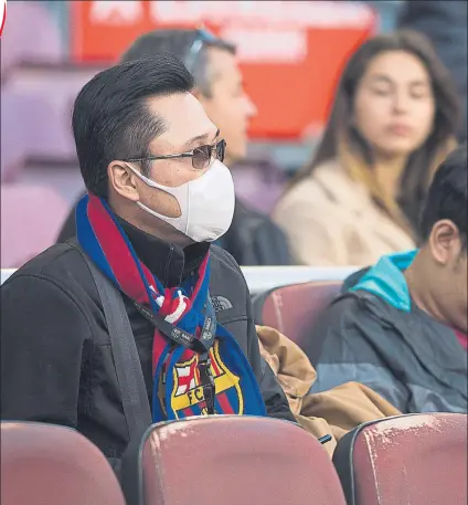  ?? FOTO: PERE PUNTI ?? En el último partido disputado con público en el Camp Nou, ante la Real Sociedad, ya se vieron seguidores con mascarilla­s