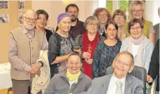  ?? FOTO: ANTON DRESCHER ?? Der 77-jährige Uwe Siegbrecht (vorne) lebt seit 50 Jahren im Stephanusw­erk in Isny.