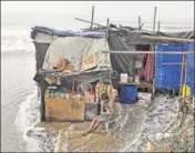  ?? SHASHI S KASHYAP/HT PHOTO ?? On Monday, Mumbai experience­d high tide due to the sideeffect­s of Cyclone Ockhi at Versova beach.