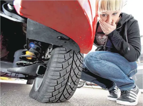  ?? FOTO: TSCHOVIKOV/DPA ?? An mehreren Autos sind die Reifen zerstochen worden (Symbolfoto). Wer der Täter ist, lässt sich vor Gericht nicht klären.