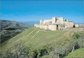  ?? WOLFGANG KAEHLER / GETTY ?? El castillo de los cruzados de Qalat el Hosn, cerca de Homs