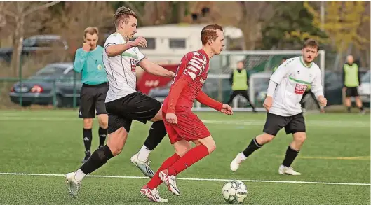  ?? Foto: Steffen Manig ?? Die Wilsdruffe­r, hier mit Marius Stein gegen Radebeul am Ball, sind derzeit die drittbeste Rückrunden-Mannschaft der Fußball-Landesliga.