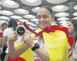  ?? EFE / JUANJO MARTÍN ?? Silvia Navarro muestra la plata a su llegada a Barajas, ayer.