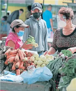  ?? FOTO: EL HERALDO ?? Las medidas para contener el covid-19 y los daños de Eta y Iota encarecier­on varios productos de consumo alimentici­o en Honduras.