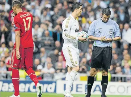  ??  ?? El árbitro fue el protagonis­ta del Real Madrid-Bayern del año pasado en los cuartos de final de la Champions League