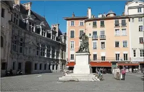  ??  ?? La statue du chevalier Bayard trône au milieu de la place Saint-André.