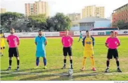  ?? DIEGO NETO ?? Los capitanes de Isla y Atlético Espeleño posan con el trío arbitral.