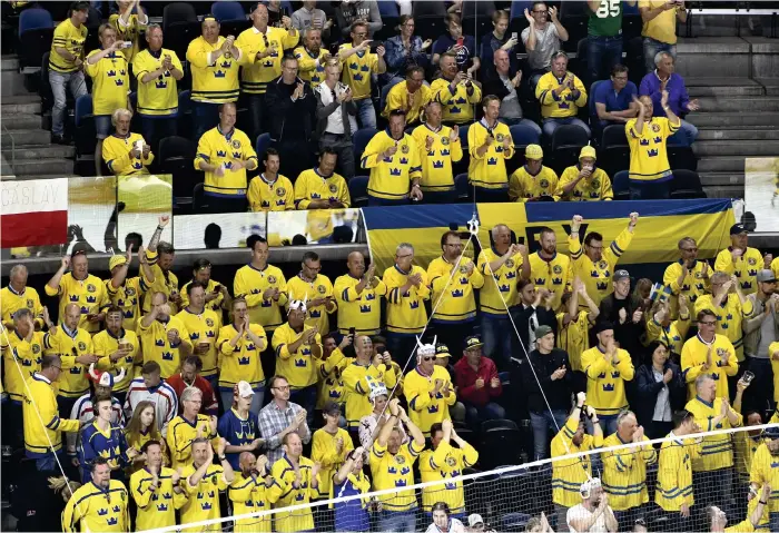  ?? Bilder: CLAUDIO BRESCIANI/TT ?? MASSIVT STÖD. De svenska spelarna i Tre Kronor backas upp av en gul vägg i Royal Arena i Köpenhamn under Vm-turneringe­n. Mer än 50000 biljetter har sålts till svenska supportrar.