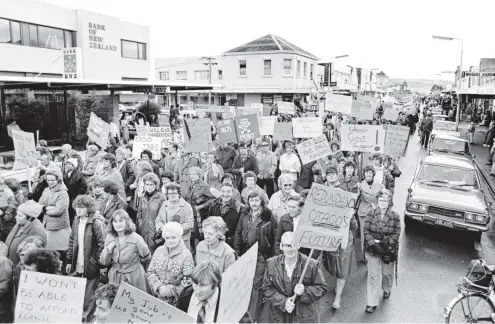  ?? PHOTO: OTAGO DAILY TIMES FILES ?? Waving placards and shouting slogans, an estimated 1300 employees of Mosgiel Ltd and supporters marched through the main street of Mosgiel in May 1980, protesting against possible closure of the mills.