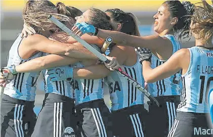  ?? FIH ?? El segundo. Todo el equipo abraza a Julia Gomez Fantasia, autora del 2-0 parcial para Argentina.