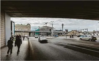  ?? ?? Pro lidi nevhodné Křižovatka U Bulhara (nahoře) byla koncipován­a výhradně pro automobily, není navržena tak, aby jí mohli chodci a cyklisté pohodlně prostupova­t. Křižovatka je plná nepřehledn­ých a nevzhledný­ch zákoutí, navíc postrádá kvalitní osvětlení, chodníky i přechody. V okolí stanice Horní Měcholupy (vpravo) žije velké množství lidí, navíc se tu staví nové domy. K vlakové stanici však nevedou ani chodníky ze všech směrů, jen vyšlapané cesty. 2x foto: Radek Vebr, MAFRA