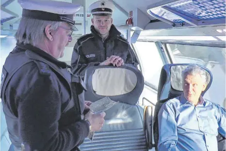  ?? FOTO: MARCUS FEY ?? Prävention­sbeauftrag­ter Thomas Heim und sein Kollege Christian Radloff klären einen Zugreisend­en über die Gefahren auf, Opfer eines Diebstahls zu werden.