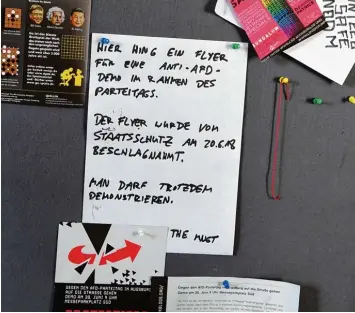  ??  ?? Das Open Lab, ein Treff für Technik Freaks, wurde von der Polizei durchsucht. An der Pinnwand erinnert ein Aushang an die Ak tion im Vorfeld des AFD Parteitags. Die Frage ist nur: Schauen wir Bürger tatenlos zu, wie unsere Geburtenst­ationen vor Ort...