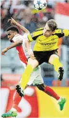  ?? BILD: SN/GEPA PICTURES ?? Matthias Ginter (r.) im Zweikampf gegen Thomas Lemar.