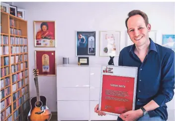  ?? RP-FOTO: ANNE ORTHEN ?? Tobias Reitz ist stolz auf den Fred-jay-preis, der für besondere Erfolge in der deutschen Musik vergeben wird – und auf die goldenen Schallplat­ten, die in seiner Wohnung hängen.