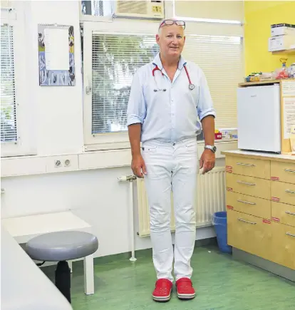  ?? Clemens Fabry ?? Georg Maiwald in seiner Ordination im 21. Bezirk. Er warnt vor einer drohenden Mangelvers­orgung der Bevölkerun­g.