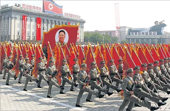  ?? F.: AP ?? Parade für den „genialen Heerführer“Kim Jong-un mit dem Porträt von dessen Vater Kim Jong-il auf dem Kim-Il-sung-Platz, Pjöngjang.