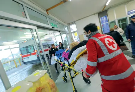  ??  ?? Gli arrivi
Il Pronto soccorso dell’ospedale Cardarelli, preso d’assalto anche in quest’ultima emergenza sanitaria a Napoli