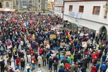  ?? Foto: Jan-Luc Treumann ?? Der Blick aus dem Rathaus zeigt, dass viele Leute mit Fahnen oder Schildern zur Demo gekommen sind.