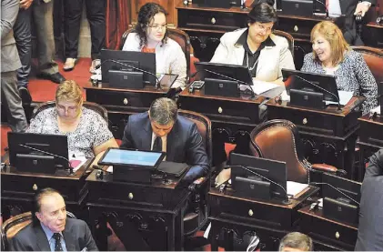  ?? J.M.FOGLIA ?? Disidente. Cristina Fiore (arriba a la izquierda) en una sesión del Senado a la que asistió Menem.