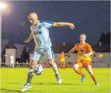  ?? FOTO: FLORIAN WOLF ?? VfB-Spielertra­iner Daniel Di Leo und seine Mannschaft zeigen gegen Robin Biesinger und Olympia Laupheim eine starke Leistung.