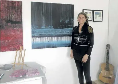  ?? Fotos: Lena Kuder ?? Marina van Stekelenbu­rg gibt in ihrem Atelier in Álora auch Malkurse.