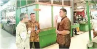  ?? ROBBY KURNIAWAN/JAWA POS ?? PROSES SNI: Pengelola Unit Pasar Sukodono Maliki (tengah) menyambut tim verifikasi dari BPSMB Surabaya kemarin.