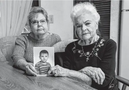  ?? Patrick Connolly / Contributo­r ?? Donna Casasanta and her daughter, Debbie Brooks, show a childhood photo of Casasanta’s late son, Harold Dean Clouse. Though it has been confirmed that Clouse and his wife, Tina, were killed, the family hopes Clouse’s daughter, Hollie Marie, is still alive.