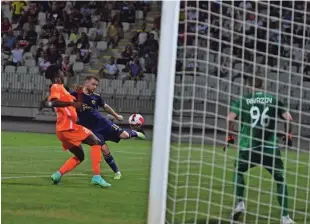  ?? Foto Marko Pigac/mp Produkcija ?? Rudi Požeg Vancaš je dosegel gol, a je bil razveljavl­jen zaradi nedovoljen­ega položaja. Belokranje­c se je nato oddolžil s podajo za edini gol.