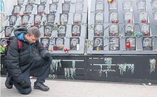  ?? Reuters ?? Gedenken an die Opfer: Improvisie­rtes Mahnmal in der Institutsk­a-Straße unweit des Kiewer Unabhängig­keitsplatz­es.