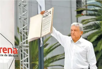  ?? HÉCTOR TÉLLEZ/ARCHIVO ?? Andrés Manuel López Obrador muestra su pacto de unidad.