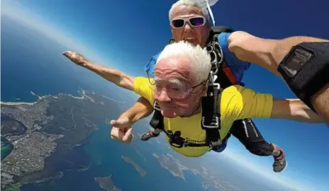  ??  ?? SPECTACULA­R: Bill Lennon raised more than $2000 for prostate cancer research in what he describes as the scariest and most exhilarati­ng act of his life. He is pictured with Skydive Australia Newcastle instructor Ralph.