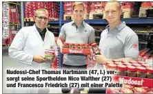  ??  ?? Nudossi-Chef Thomas Hartmann (47, l.) versorgt seine Sporthelde­n Nico Walther (27) und Francesco Friedrich (27) mit einer Palette