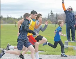  ?? TINA COMEAU ?? Runners sprint from the starting line in the boys 800-metre junior run.