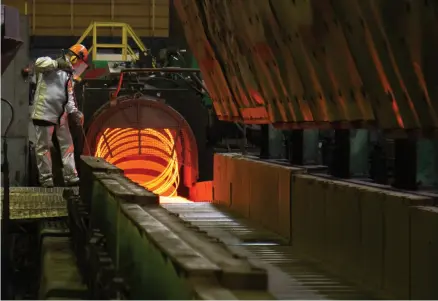  ??  ?? Uzina “Moldova Steel Works”, cu sediul în Transnistr­ia, exportă produse metalurgic­e în Uniunea Europeană, inclusiv în România