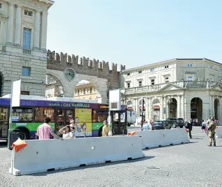  ??  ?? Barriere
I new jersey posti in piazza Bra: una decisione arrivata dopo l’attentato di Barcellona che è costato 14 vittime