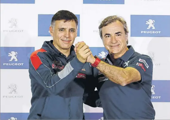  ?? FOTO: J.A. SIRVENT ?? Carlos Sainz y Lucas Cruz durante la presentaci­ón oficial del equipo Peugeot en Madrid