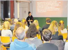  ?? FOTO: SCHLICHTER ?? Gut ein Dutzend Themen wurden im Gymnasium vorgestell­t. ANZEIGE