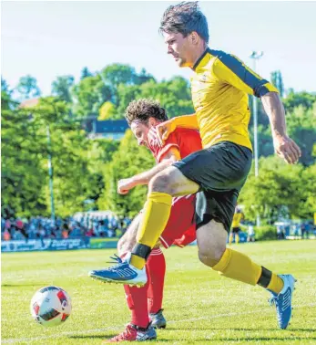  ?? FOTO: FLORIAN WOLF ?? Im ersten Relegation­sspiel zur Fußball-Bezirkslig­a setzte sich der SV Wolfegg (rechts Lukas Lang) in der Verlängeru­ng gegen den VfL Brochenzel­l (Markus Seitz) durch.