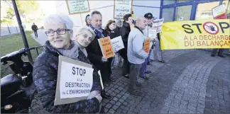  ?? (Photos Dylan Meiffret) ?? Venus avec des pancartes qui ne peuvent pas laisser insensible le public, ni les élus, les manifestan­ts ont rappelé les conséquenc­es du prolongeme­nt depuis  de cette décharge pour le sol de la plaine des Maures.