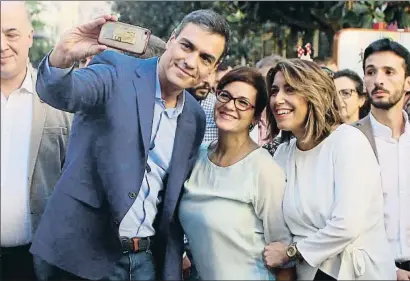  ?? ENRIQUE GÓMEZ / EP ?? Sánchez i Díaz fent-se una foto amb una simpatitza­nt durant la passejada d’ahir per Còrdova