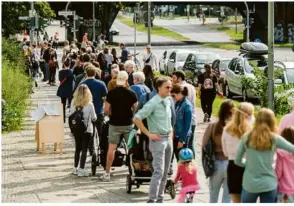  ?? Foto: Monika Skolimowsk­a ?? 26. September 2021: Menschen stehen vor den Wahllokale­n im Tiergarten-gymnasium – letztlich umsonst.