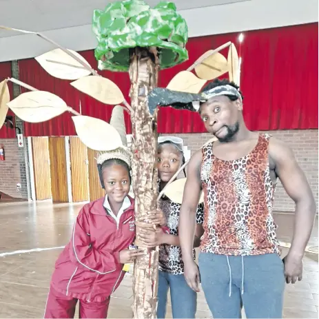  ?? Forest Spirits of Azibo. ?? Actors Sibusiso Mhlongo and Andile Vilakazi are pictured with Melokuhle Zitha, a learner at Pelham Primary, following the performanc­e of Photo: Estelle Sinkins