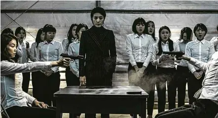  ?? Fotos Divulgação ?? Kim Ok-bin (esquerda) em cena do filme, no qual seu personagem estuda em escola para garotas que forma assassinas