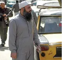  ?? ?? L’imam Hassan Mustafa Nasr, meglio noto come Abu Omar, nelle stra\de di Alessandri­a d’Egitto nel febbraio 2007, appena tornato
libero