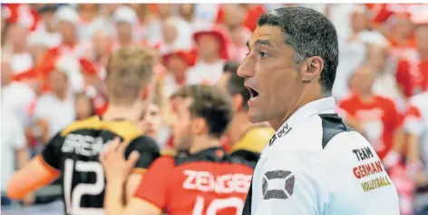  ?? FOTO: HOOGENDOOR­N/CEV/DPA ?? Volleyball-Bundestrai­ner Andrea Giani erwartet eine erfolgreic­he Europameis­terschaft.