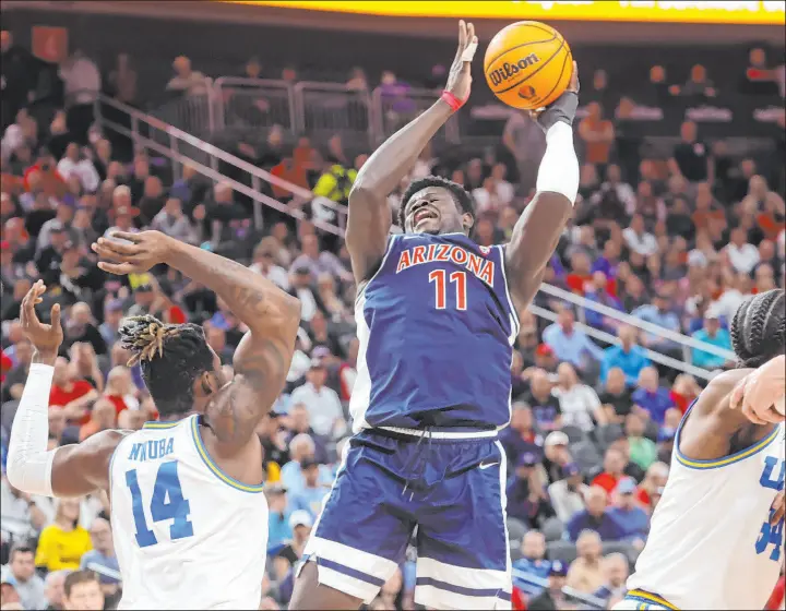  ?? Chase Stevens
The Associated Press ?? Arizona center Oumar Ballo shoots over UCLA forward Kenneth Nwuba on Saturday night in the Wildcats’ 61-59 victory in the Pac-12 final. Ballo scored 13 points.